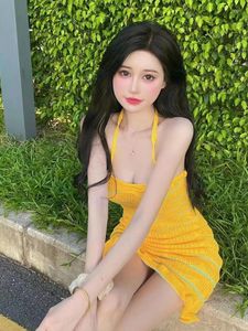 Swobodne sukienki francuskie letnie żółte seksowne paski temperamentu puste oddychające kobiety spaghetti pasek bez rękawów mini mini