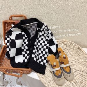 Cardigan Autumn Children's Clothes Korean Checkerboard Vneck Knit Tröja Girls 'Clothing Button Black White Check Coat 230310