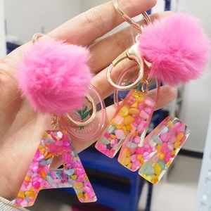 Keychains Fashion 26 Bokstäver Key Chains For Women Bag Tillbehör A till Z Harts Alfabet Initialer Keyring med Pink Pompom Flower Pendent