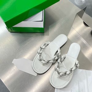 Kvinnor thong platta sandaler flip flops tofflor flätade vävda med metallmaskinvarukedja promenader thong glid äkta läder yttersula designer slip på mule strandsko