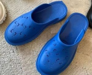 EE2023 Klasik Delikli Tasarımcı Sandalet Lüks Platform Slayt Hollow Desen Terlik Şeffaf Malzemeler Sandal Kauçuk Daireler Terlik Flip Flops 35-44