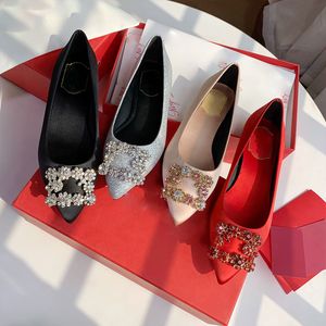 Klädskor toppkvalitetspumpar för kvinnors designer diamant silkskor fest bröllop strass sexig mångsidig bankett loafers multicolour spuckle office sko rosa rosa