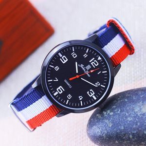 Relógios de pulso 2023 Man Boys Cool Contraste Color Listra Lita Strap Quartz Young Waterspert Fashion Watches