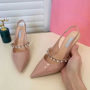 Sandálias de strass pontiagudas Miu Sapatos sociais 2022 verão nude salto fino couro envernizado estilo fada francesa salto alto sapatos individuais 6,5 cm