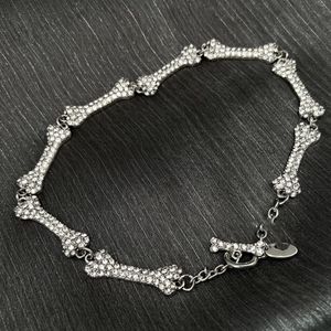 Viviane Westwood Necklaceチャーミングチョーカー骨ネックレスダイヤモンドでいっぱいのダイヤモンド8つの骨土星ネックレスヨーロッパとアメリカンパンク