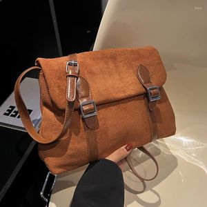 Kvällspåsar retro brun liten klaff crossbody väska för kvinnor duk med läder hink axelhandväskor och plånböcker