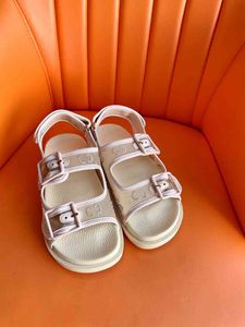 Nya kvinnors tjocka hälsandaler tofflor lyxdesigner Summer Classic Fashion Beach Jelly Sandals GGITY K10