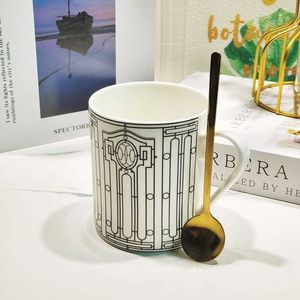 Porzellanbecher Café Tee Milch Tassen Bone China Kaffee Trinkgeschirr Wasserbecher mit goldenem Löffel Geburtstagsgeschenk Neuankömmling 2021