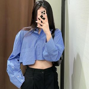 Blusas femininas 2023 Primavera de bolso irregular da primavera Fita decorativa de manga longa Camisa de capota de colarinho de colarinho
