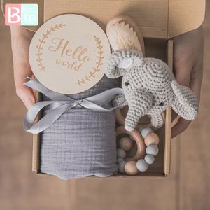 Blankets Swaddling Baby Towel born Bath Toy Set Gifts Box Double Sided Cotton Blanket Wooden Rattle Bracelet Crochet Toys Baby Bath Gift Product 230311