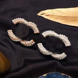 Marka Luxurys Tasarım Kakma Elmas Broş Kadınlar Paslanmaz Çelik Kristal Rhinestone İnci Harf Broş Takım Pin Takı Giyim Dekorasyon Aksesuarları