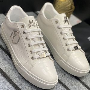 2023 Nya utomhus casual skor läder snörning spikar låg topp sneakers metall utomhus design mkjnm rh400003