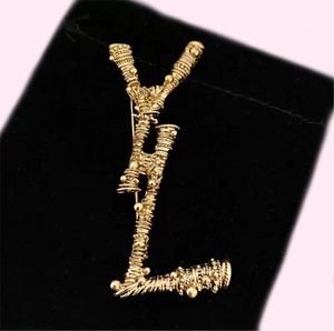 Lüks Moda Tasarımcı Erkek ve Kadın Broş Markası Altın Gümüş Mektup Broş Elbise Kadınlar Elbise Pin Spesifikasyon Tasarımcı Takı 4* 7cm
