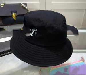 Europejski i amerykański projektant Letter Bucket Hat Four Seasons Front i tylna maszyna haft haftowe czapki Mężczyźni i kobiety proste i stylowe czapkę wiadra osobowości