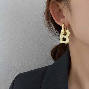 Ciondola il lampadario inglese lettera B colore oro strass piercing all'orecchio orecchino argento colore iniziale fibbia orecchio orecchini a cerchio per gioielli da donna G230313