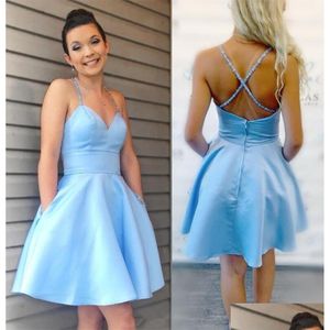 Homecoming Dresses 2021 Custom Made pärlor Spaghetti Criss Cross Back Cocktail Dress med fickor Korta promklänningar M75 Drop Delivery DHD6U