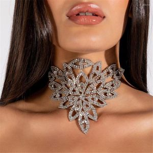 Choker lyxig sexig strass blomma form ihåliga halsband damer överdrivna mode glänsande kristallsmycken tillbehör