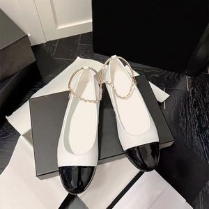Modeklänskor kvinnor 22SS lammskinn patent läder balett platt ballerinas beige svart vit designer kvinnor grunt mun naken platt sko sommar sandaler
