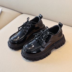 Sneakers dziewcząt chłopcy skórzane buty solidny czarny dzieciak wiosenny jesień niemowlęta casual School Brytyjski styl dzieci na pokaz 230313