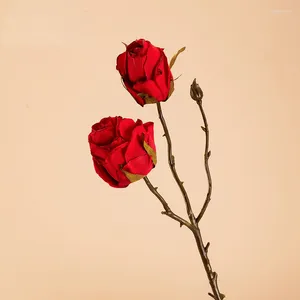 Simulazione di fiori decorativi Falso 3 teste Rose ardenti a secco Matrimonio artificiale Decorazione del giardino del soggiorno della casa retrò