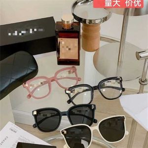 Solglasögon 2023 ny typ små doftande glasögon är populära med trendfotografering av stora ansikten på gatan för att visa en tunn koreansk version