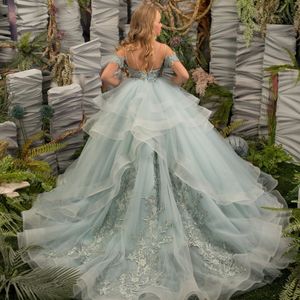 Niedliches Blumenmädchenkleid mit handverzierten Kristallen, leicht entlüftetem Spitzenrüschenrock, Blumenmuster, das auf einen Boden fällt. Festzugskleider für Mädchen nach Maß