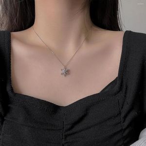 Colares pendentes Qiluxy Shiny Zircon Snowflake Chain de aço inoxidável para mulheres jóias rotativas de moda