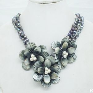 Choker Exquisite. Pretty Freshwater Pearl / Shell Flower Necklace 20"