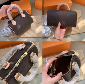Original högkvalitativ lyxdesignväskor nano snabba handväskor äkta läder svartvita färg mini axelväskor crossbodys gratis frakt