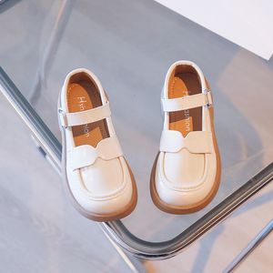Sneakers 2023 Spring British Style Mokejczy okrągłe palce dziewcząt Hook Pętla prosta beżowa skórzane buty dla dzieci w wieku szkolnym moda 230313