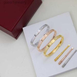 Bracciale da donna con diamanti in oro Braccialetto personalizzato da uomo di design per gioielli Materiale in lega di titanio Resistente al sudore Resistente allo sbiadimento