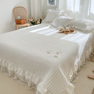 Bed Skirt Elegant Handmade Flowers Quilted Washed Cotton Lace Princess Bedspread Coverlet Queen Double Mattress Cover Bed Sheet Quilts 230314