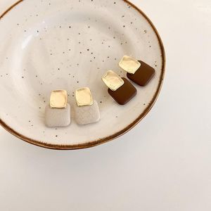 Brincos de balanço em Uprilhas geométricos quadrados brancos marrons e mágicos para mulheres acessórios de jóias metálicas irregulares de couro