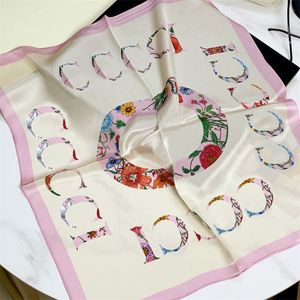 Sommerdesigner Schal für Frauen Schal Seidenquadratschalkopf Kerchief 70cm Strickbox Buchstabe Blume Modeschal