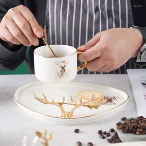 Tazze Piattini Tazza da caffè da ufficio in ceramica di lusso europea leggera con piattino e cucchiaio Set Tazza da colazione in porcellana Tazza da latte Coppia Bicchieri da tè