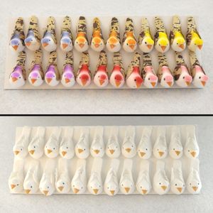 装飾的なオブジェクトの置物24pcs/セットミニ鮮やかな人工鳥フォーム偽の鳥の装飾ホームガーデン装飾品マルチカラークラフトDIY 230314