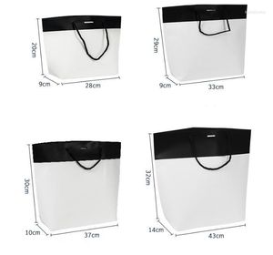 Geschenkverpackung Custom Logo Papierbeutel mit Griffen 100 Stück für das Einzelhandelskleidungsstoffe DIY White Pappboard Bag SN2968