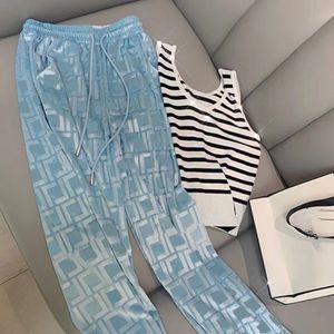 Wysokiej jakości markowe spodnie z pełnym alfabetem Fashion 3D wytłoczone aksamitne spodnie z szerokimi nogawkami ze sznurkiem