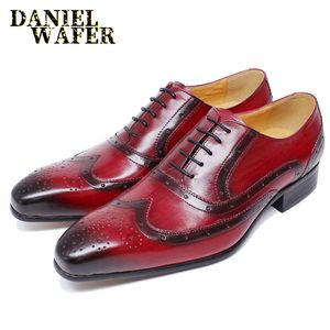 Moda męskie buty Oxford czarne czerwone męskie buty formalne spiczasty skrzydłowy koronkowy luksusowy sukienka ślubna biuro skórzane buty dla mężczyzn