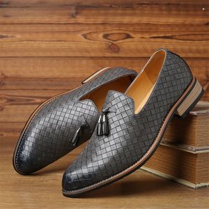 Новые мужские повседневные мулы Moccasins Fashion Slip-On Leather Shoes Flats Tassel обувь для мужчин обувь британское стиль.