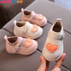 Первые ходьбы осенняя мода мягкая любовь вязаные кроссовки для малышей.