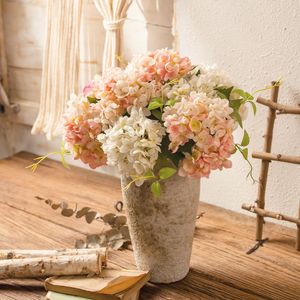 Sztuczne kwiaty niebieskie różowe białe czerwone hortensje jedwabne kwiaty z łodygą na wesele domowe sklep z imprezą trzymając kwiaty w ręku, aby poprowadzić ścianę kwiatową