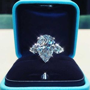 ソリティアリングHuitan Luxury Crystal Water Drop CZ Rings Women Proposal Ring Engagement Ring Exquisite Anniversary Gifter Party Trendy Jewelry Z0313