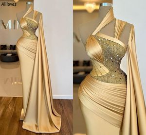 Pailletten Gold Sparkle Kristalle Perlen Abendkleider Arabisch ASO EBI einzigartige Schulter mit Wrap -Prom -Party -Kleidern plissierte Satinscheide formelle OCN Wear CL