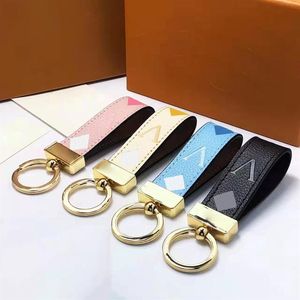 Designer Keychains Car Key Chain Bags Decoration Cowhide Gift Design för Man Woman 4 Alternativ Toppkvalitet269i