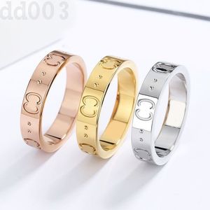 Anillo de lujo anillos de diseñador para hombre para mujer accesorios de mano pequeños anillos de boda pop popular anillos grabados para mujeres no ajustables ZB022 Q2