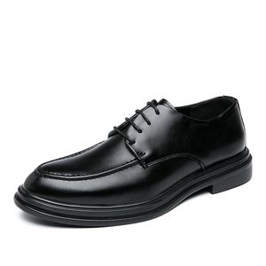 2023 Nuove scarpe oxford Scarpe eleganti Scarpe da lavoro classiche da uomo Scarpe da cerimonia per banchetti da uomo Scarpe derby da uomo con punta alare
