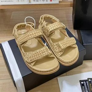 Designer Sandaler Kvinnor Crystal Calf Leather Slippers Fabric Platform Slides Beige Black White Quilted Summer Shoes With Box