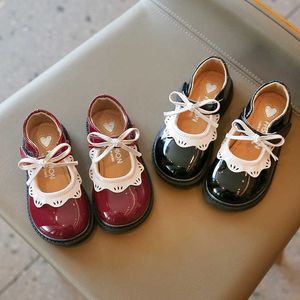 Skor Girl's Princess Wine Red Black Ruffles Elegant Patent Leather Bowknot Children Flat Shoes 21-35 Småbarn Kids Single Shoe P230314