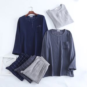 Menas de dormir da primavera e outono Men Crepe 100% algodão Pijama xadrez de pescoço redondo de duas peças Trassers de manga longa de tamanho plus size loungewear 230313